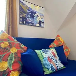 Beachside Bliss: Stylish Near Apartment