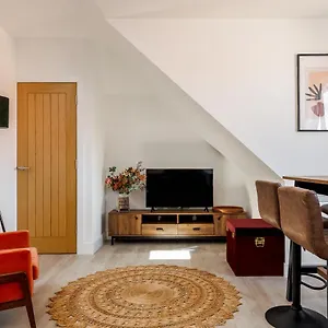 Modern 1 Bed Seaside Apartment