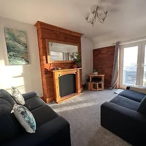 Coastline Retreats - Stunning Sea View Apartment, Netflix Apartment