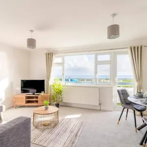 Large Sea View 2 Bedroom Sleeps 6 - Free Parking Apartment