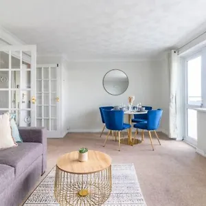 Trendy Sea View 2 Bedroom Sleeps 6 - Free Parking Apartment