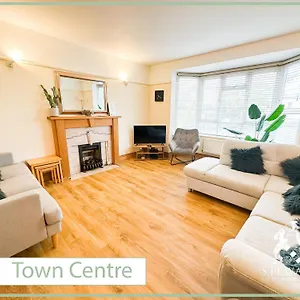 Town Centre Sleeps 9 Apartment