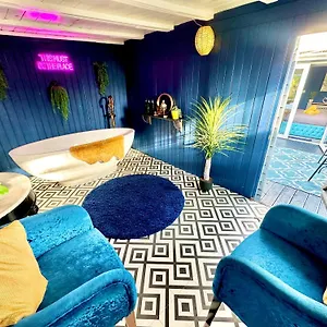 A Hidden Gem With Private Hot Tub And Garden - Netflix - Fast Wifi - Free Parking Apartment