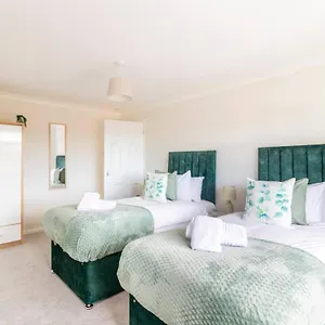 Wow! Seaview Sleeps 6-free Parking Apartment